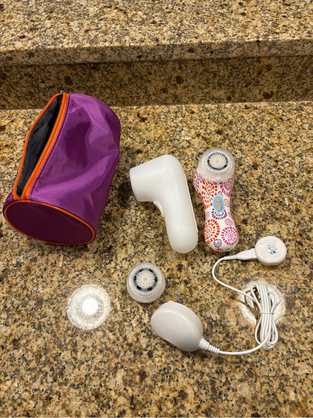 Clarisonic Mia 2 Sonic Facial Cleansing Brush in Case with Pouch Charger Head